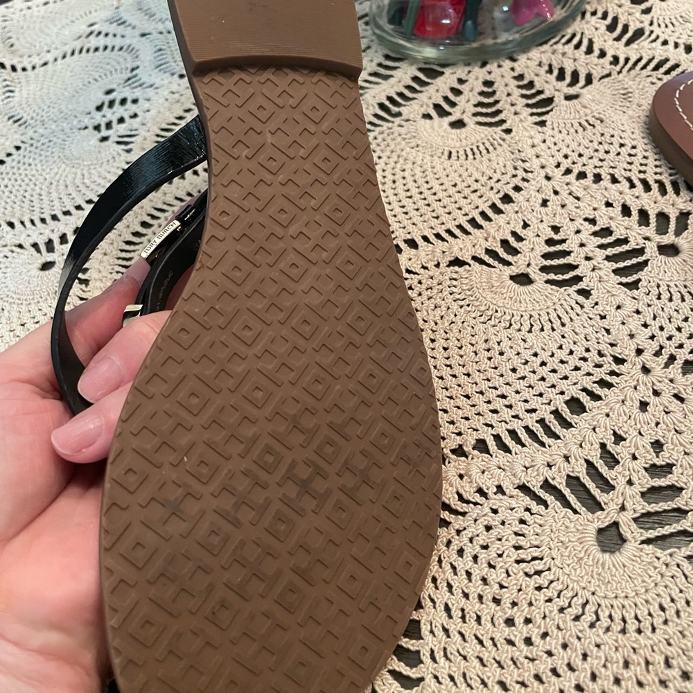Tory Burch Black and Brown Leather Thong Sandals with Gold Logo - Picture 5 of 7